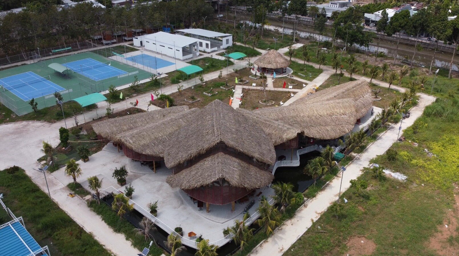 KHU VĂN HÓA ĐA NĂNG HƯNG ĐẠO. NẰM NGAY MỘT CON RẠCH CÓ TỪ LÂU MÀ NGƯỜI ĐỊA PHƯƠNG GỌI LÀ KÊNH XÁNG XÀ NO, DẤU TÍCH CỦA MỘT CÔNG TRÌNH ĐƯỜNG THỦY MÀ NGƯỜI XƯA TẠO RA ĐỂ LƯU THÔNG RA SÔNG CẦN THƠ.